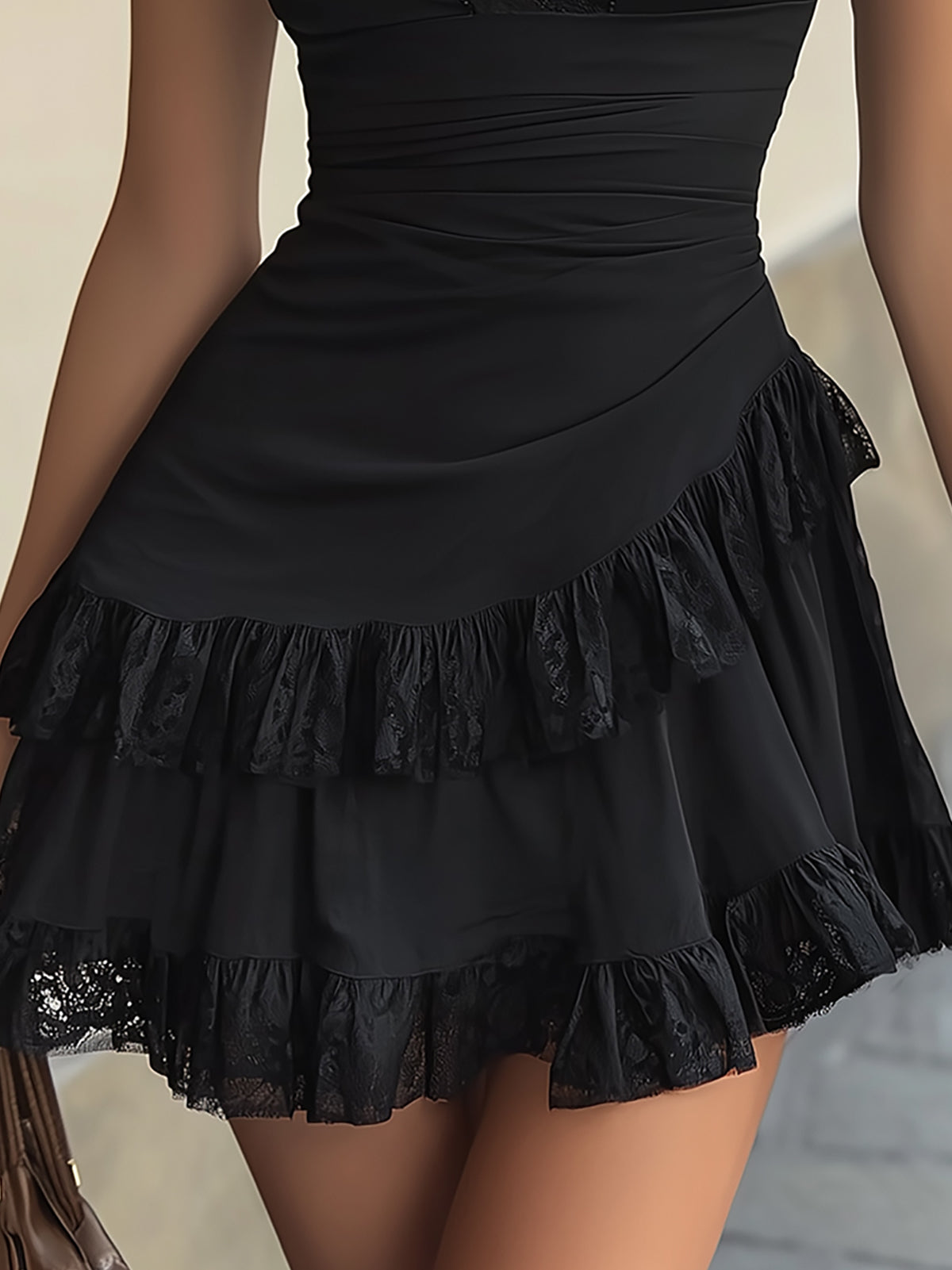 Estelle – Minivestido preto de renda com folhos