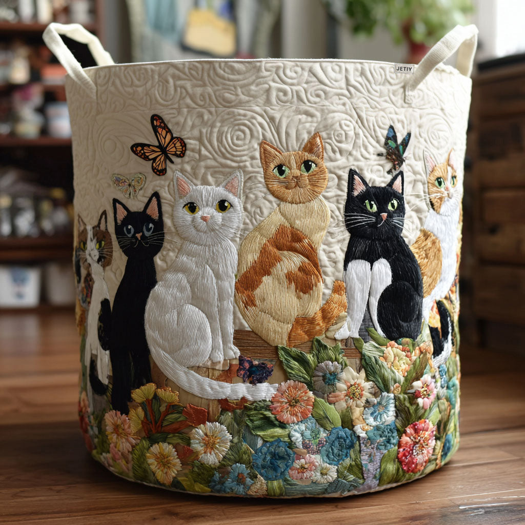 Cesto acolchoado com gatos entre flores de jardim