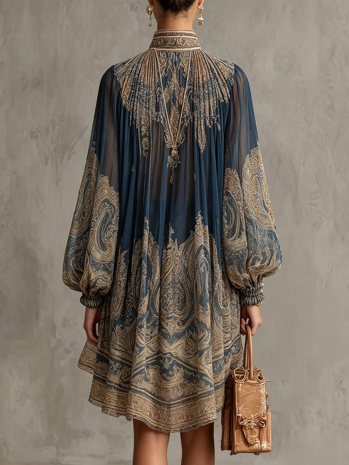 Vibeke – Vestido de chiffon azul-marinho com estampado barroco
