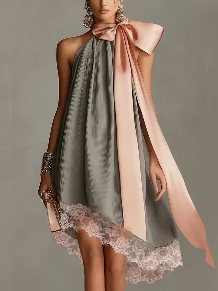 Jorun – Vestido de cetim cinzento com laço rosa