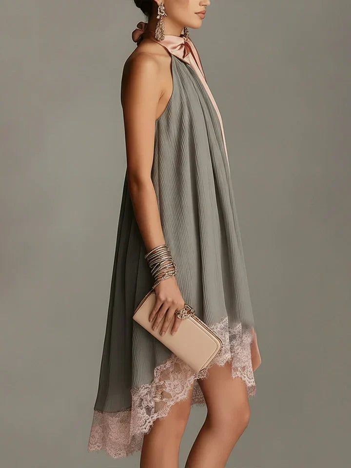 Jorun – Vestido de cetim cinzento com laço rosa