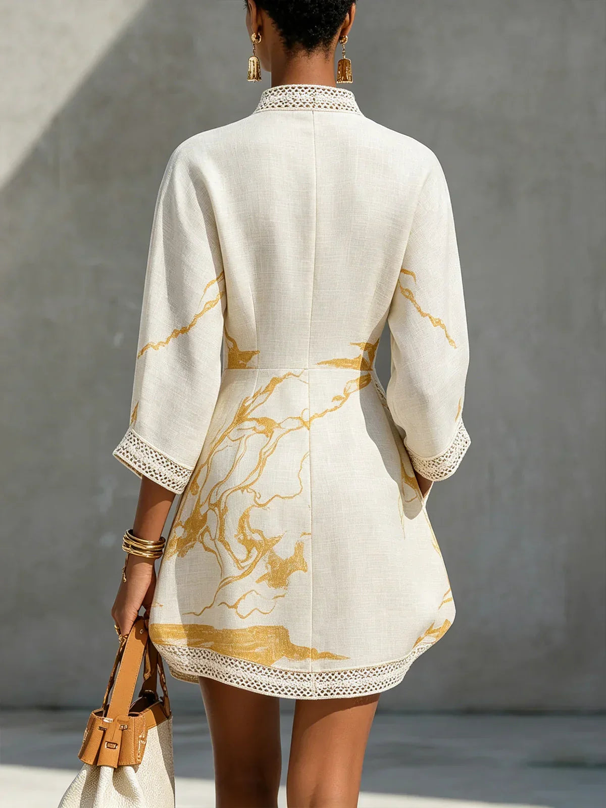 Solveig – Minivestido com decote em V e detalhes em renda
