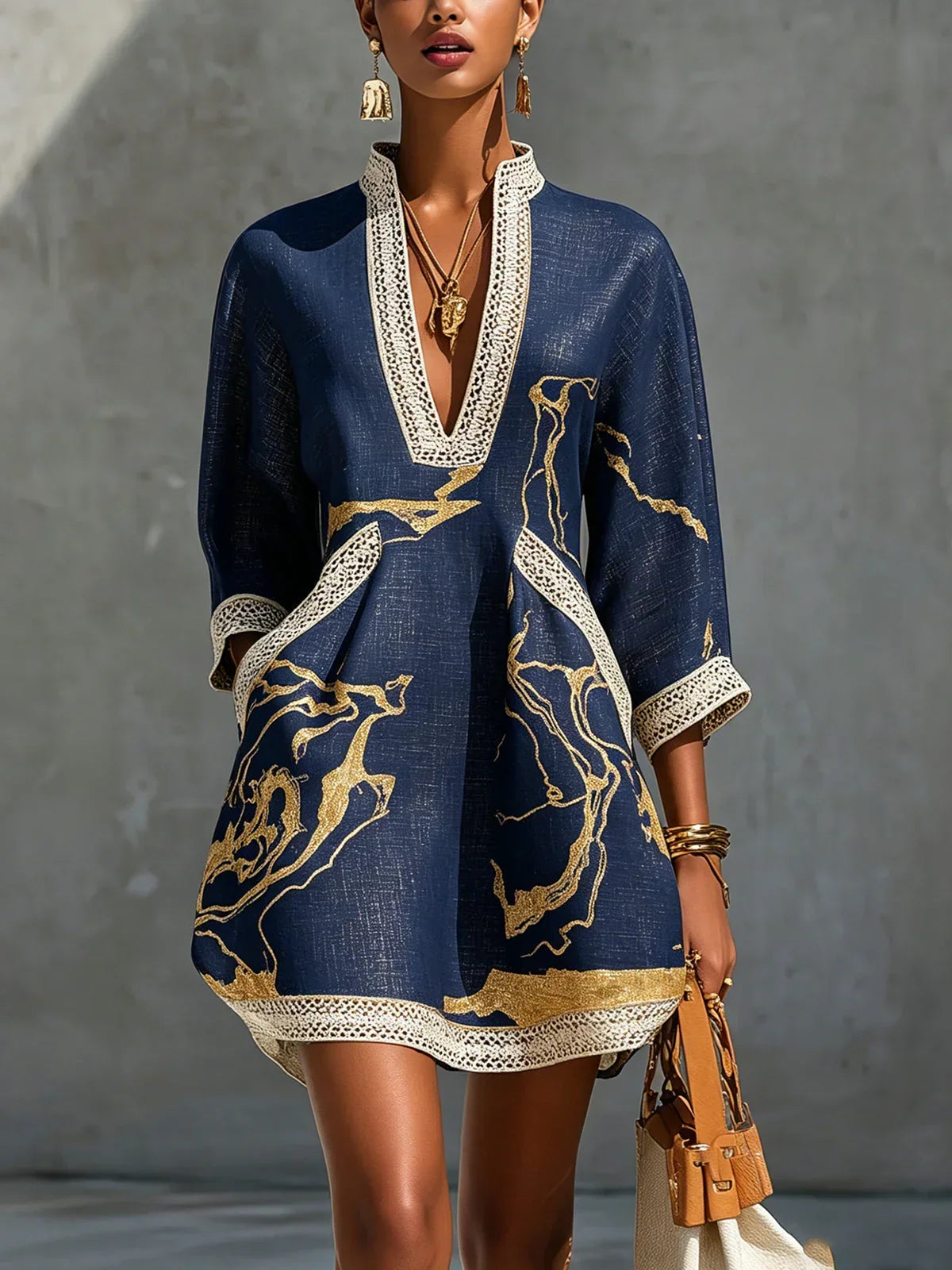 Solveig – Minivestido com decote em V e detalhes em renda