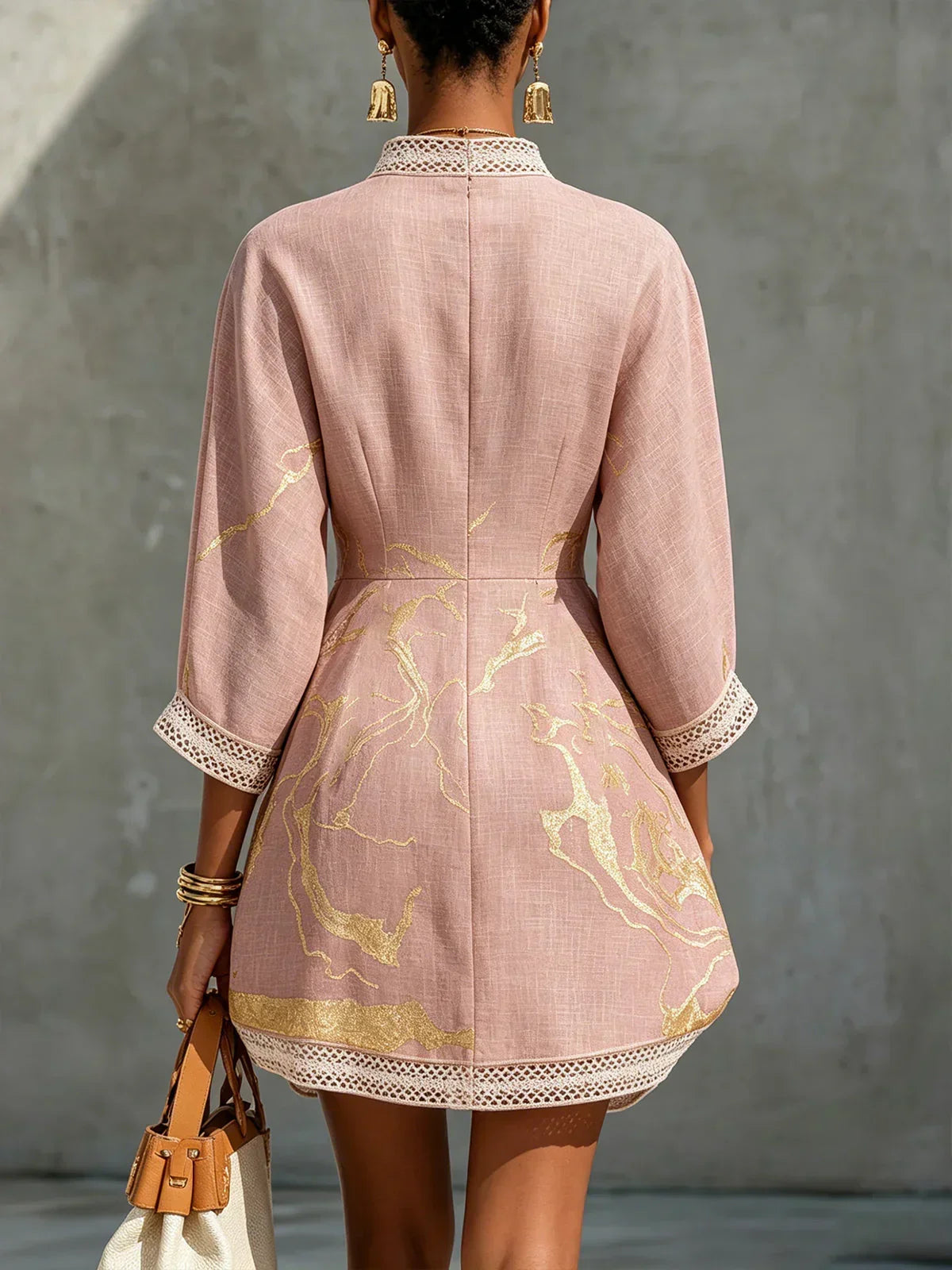 Solveig – Minivestido com decote em V e detalhes em renda