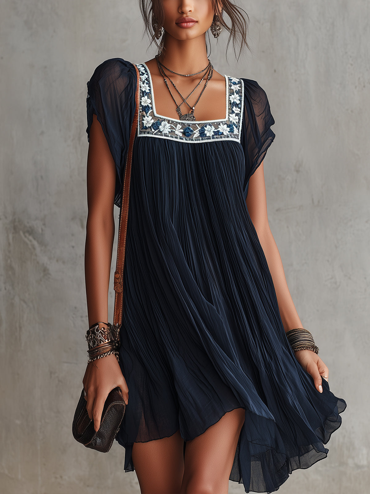 Apolline – Minivestido plissado com bordado floral