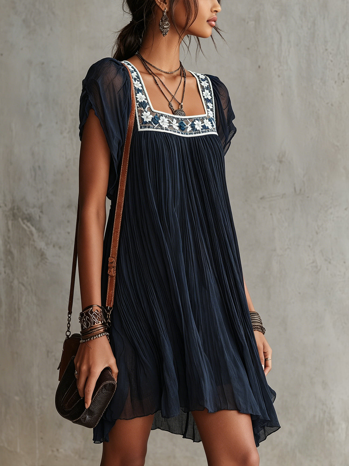 Apolline – Minivestido plissado com bordado floral