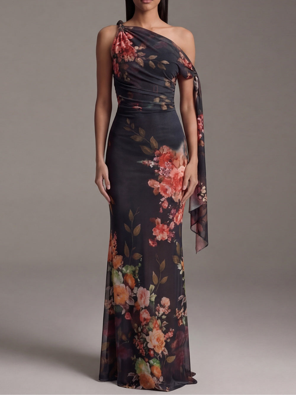 Vestido maxi preto de um ombro em chiffon plissado estampado