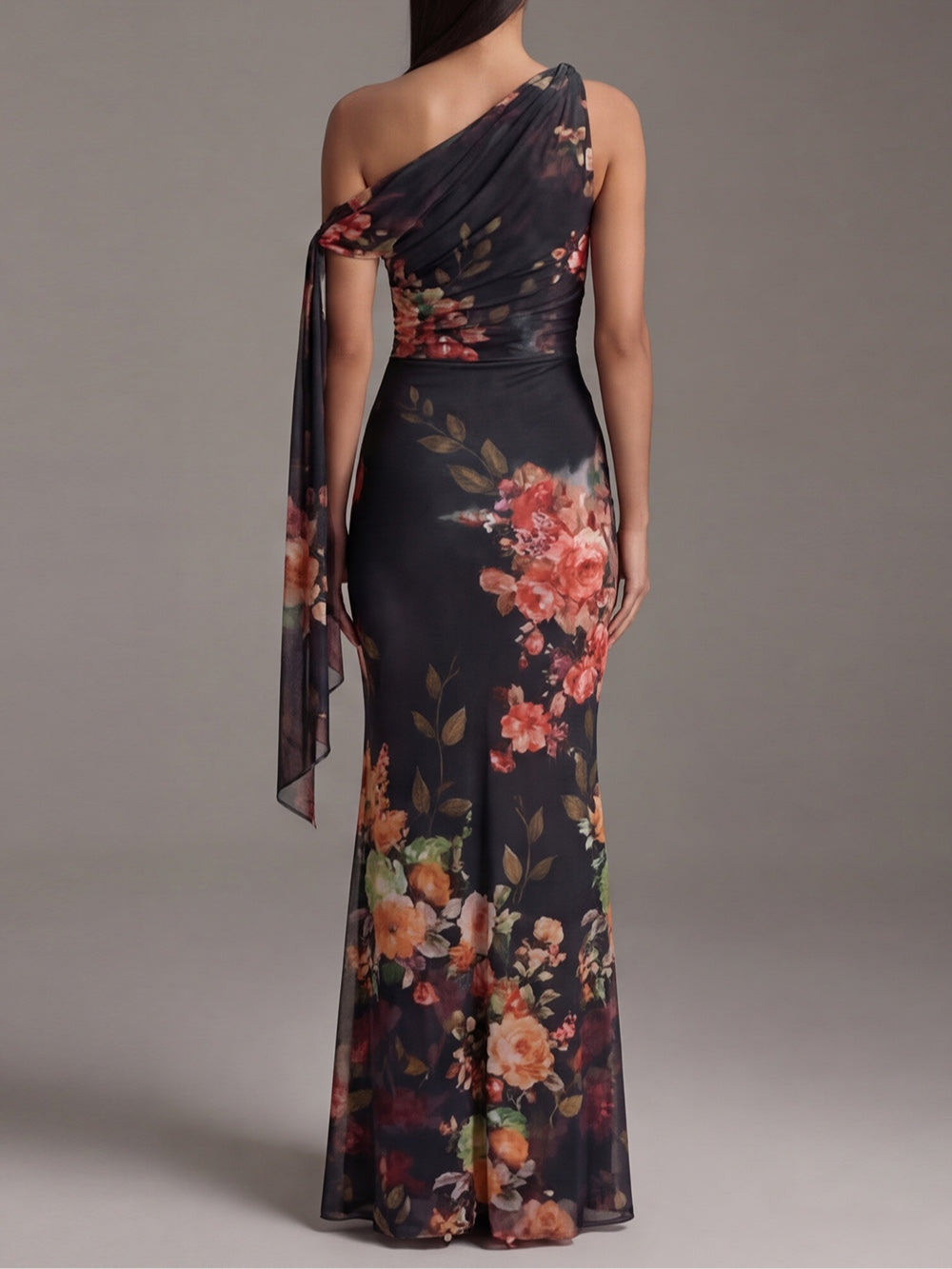 Vestido maxi preto de um ombro em chiffon plissado estampado