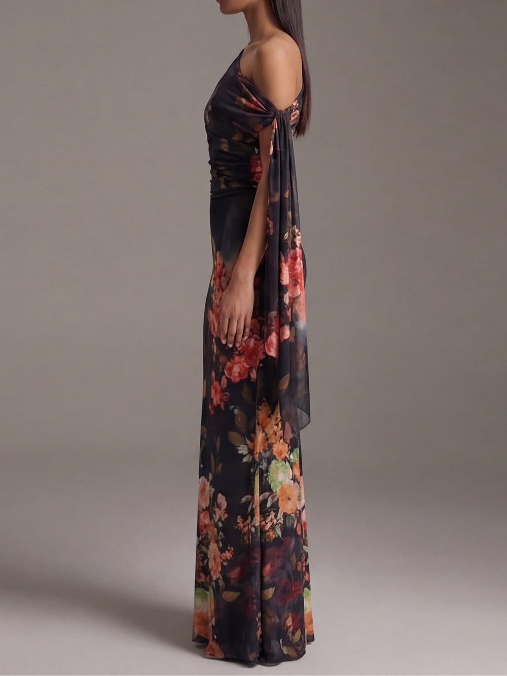 Vestido maxi preto de um ombro em chiffon plissado estampado