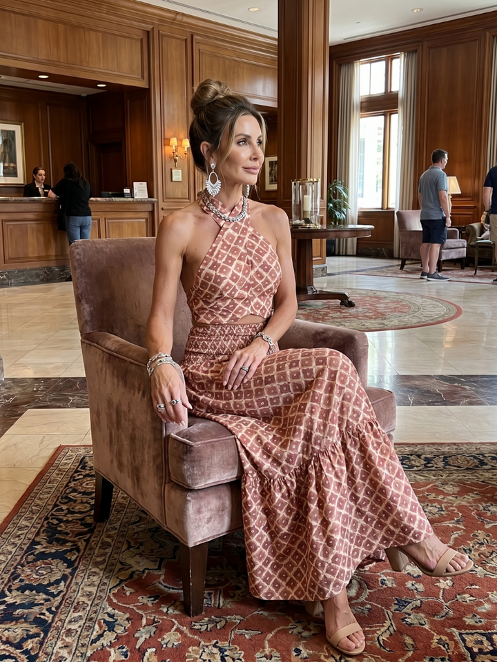 Amira | Vestido midi com estampado geométrico e alças cruzadas