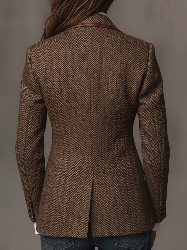 Blazer Feminino com Padrão Espinha de Peixe e Detalhes Estampados