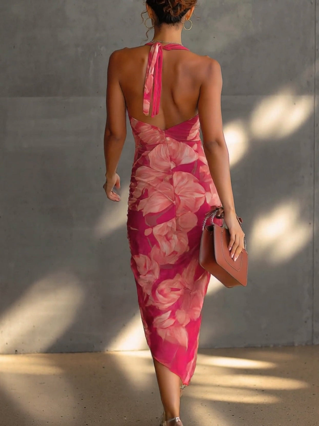 Vestido bodycon fúcsia sem mangas com estampado floral, folhos e fenda lateral