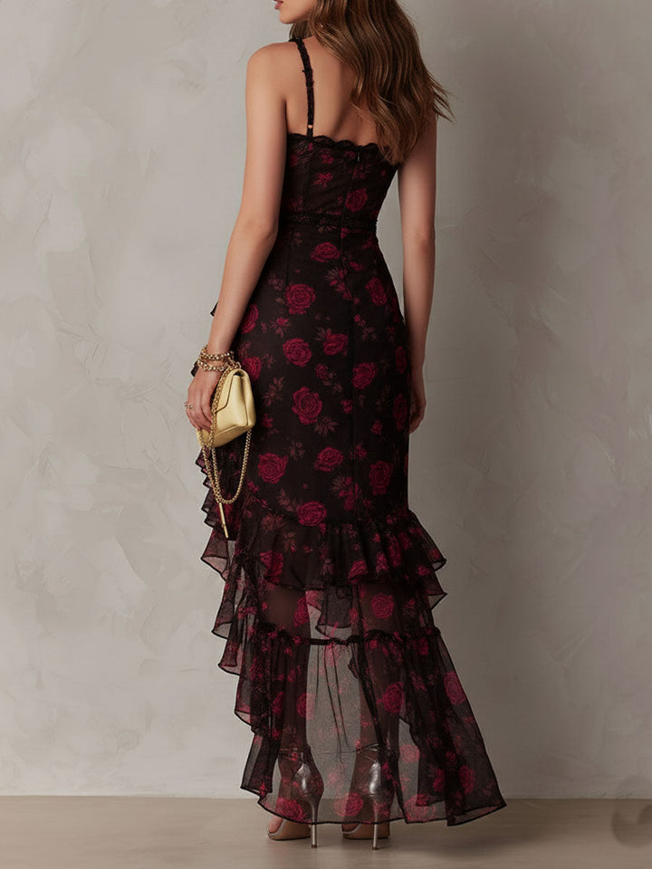 Vestido elegante preto e vermelho com estampado floral, folhos e bainha franzida