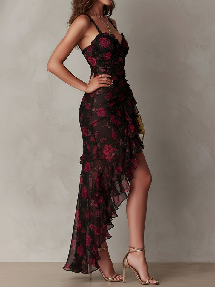 Vestido elegante preto e vermelho com estampado floral, folhos e bainha franzida