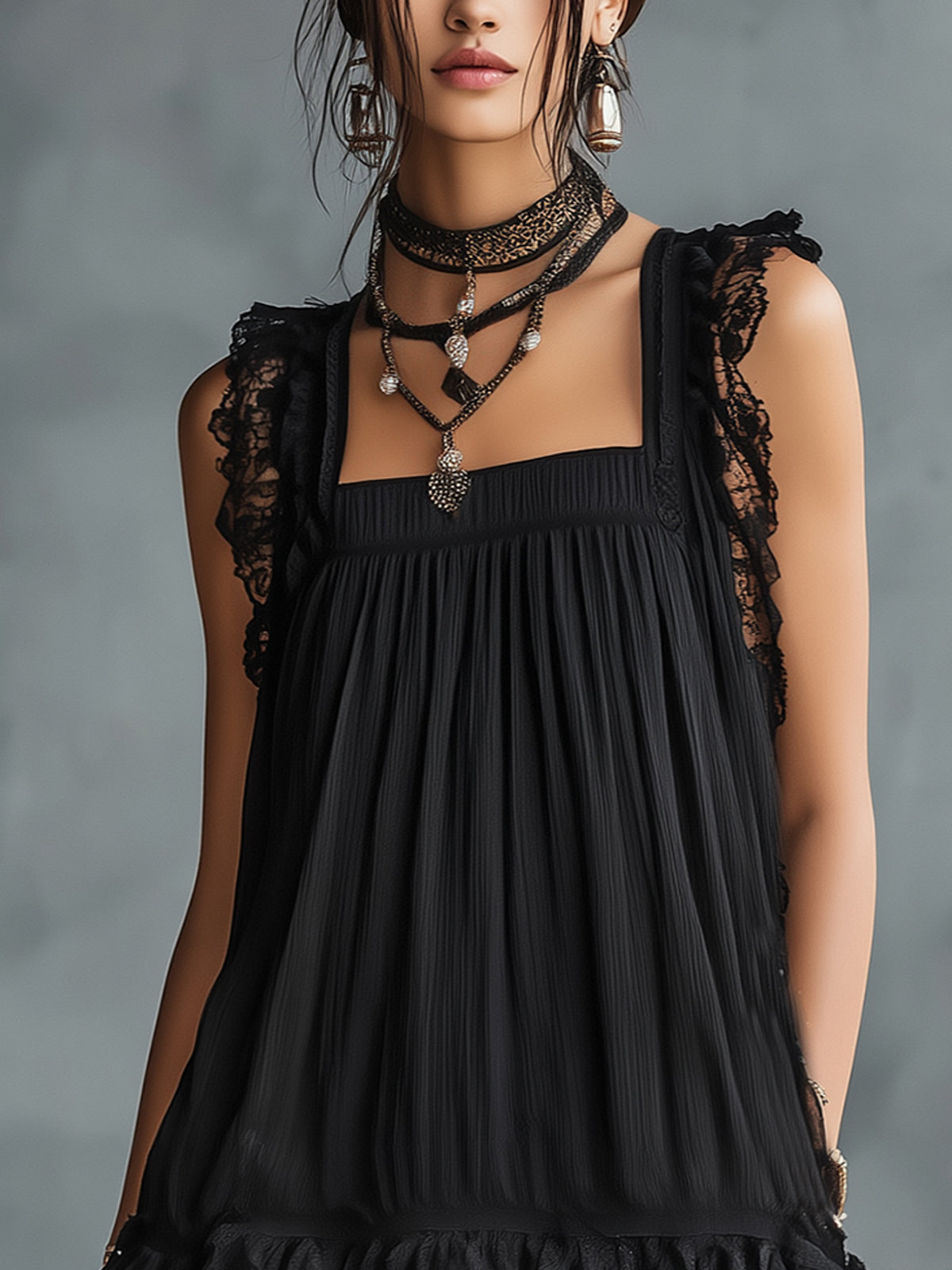 Mirella – Minivestido às bolinhas com renda