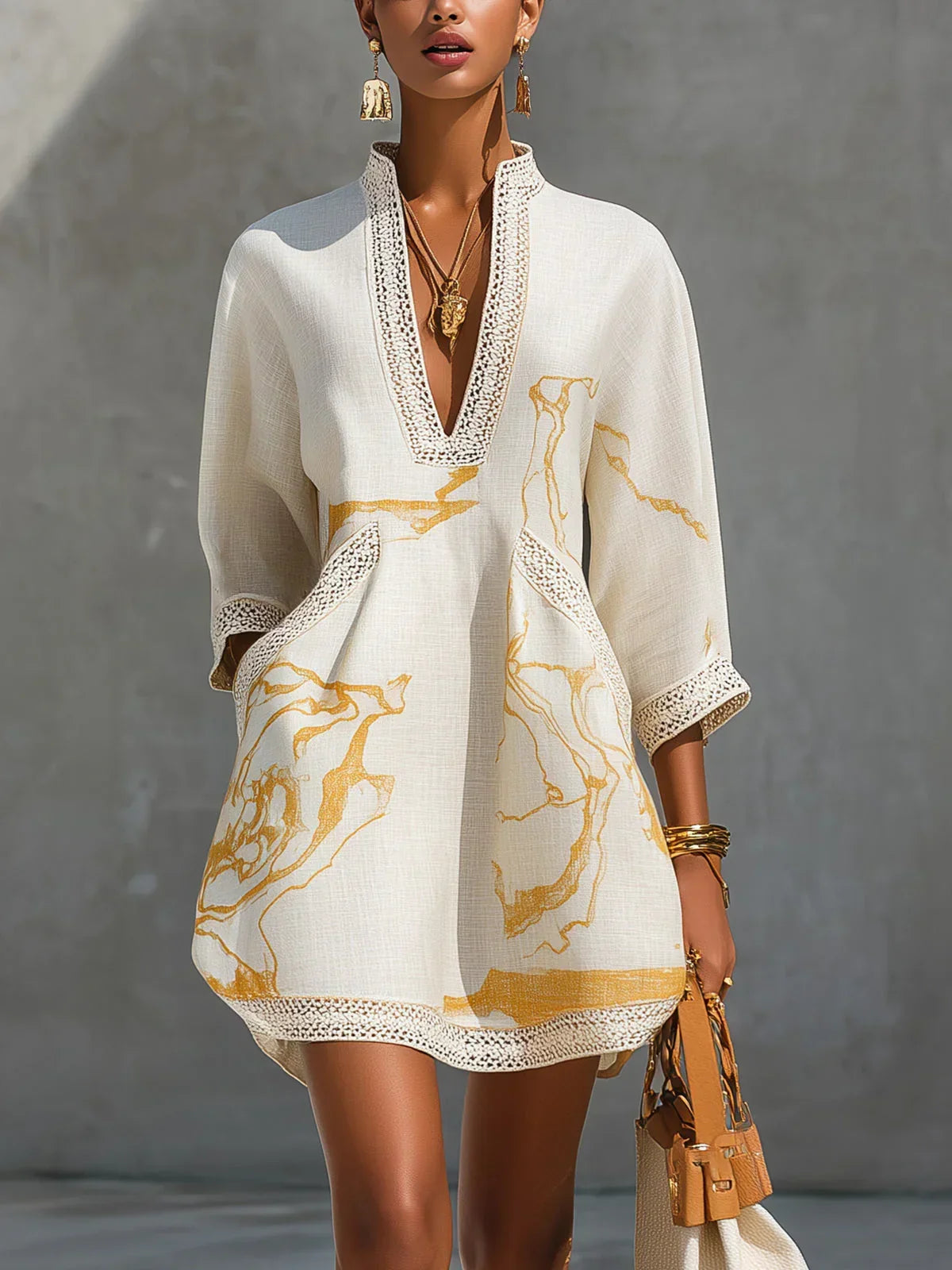 Solveig – Minivestido com decote em V e detalhes em renda