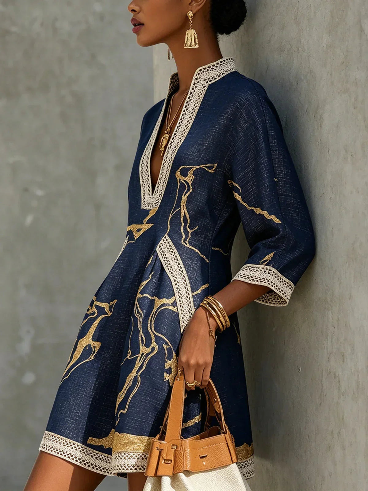 Solveig – Minivestido com decote em V e detalhes em renda