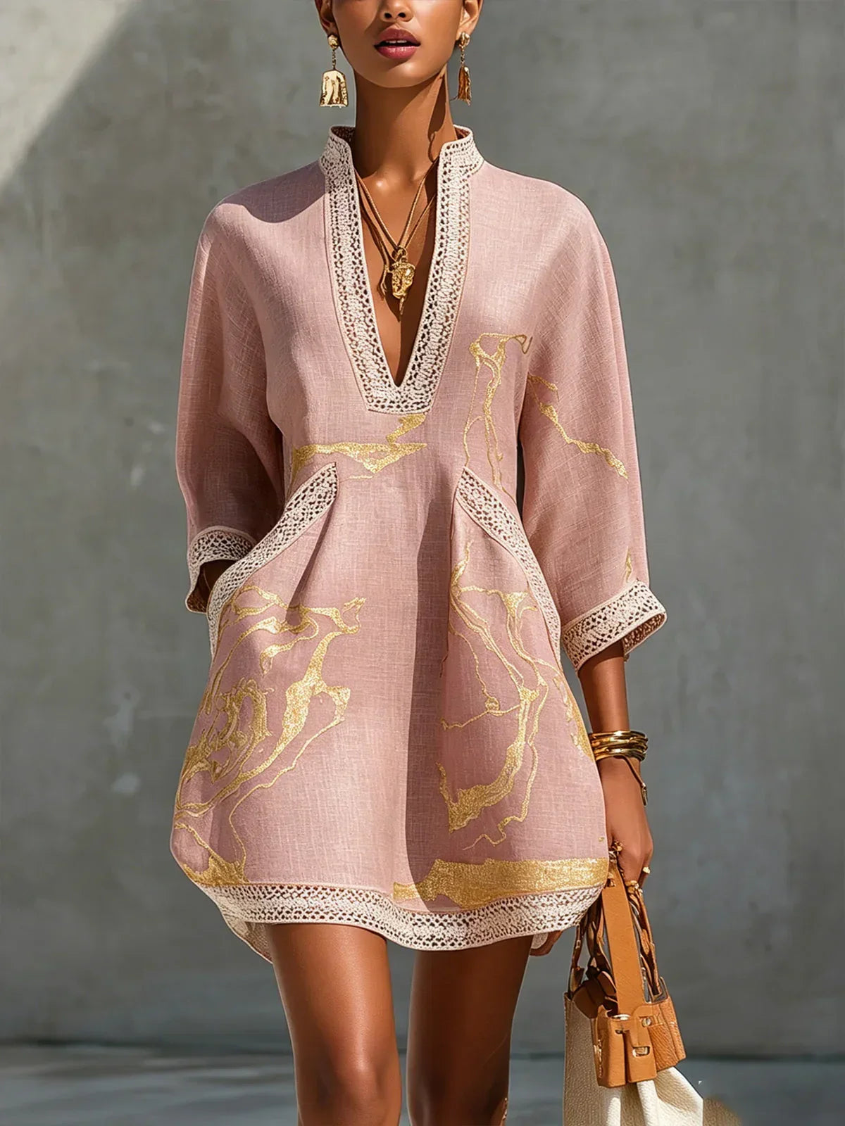 Solveig – Minivestido com decote em V e detalhes em renda