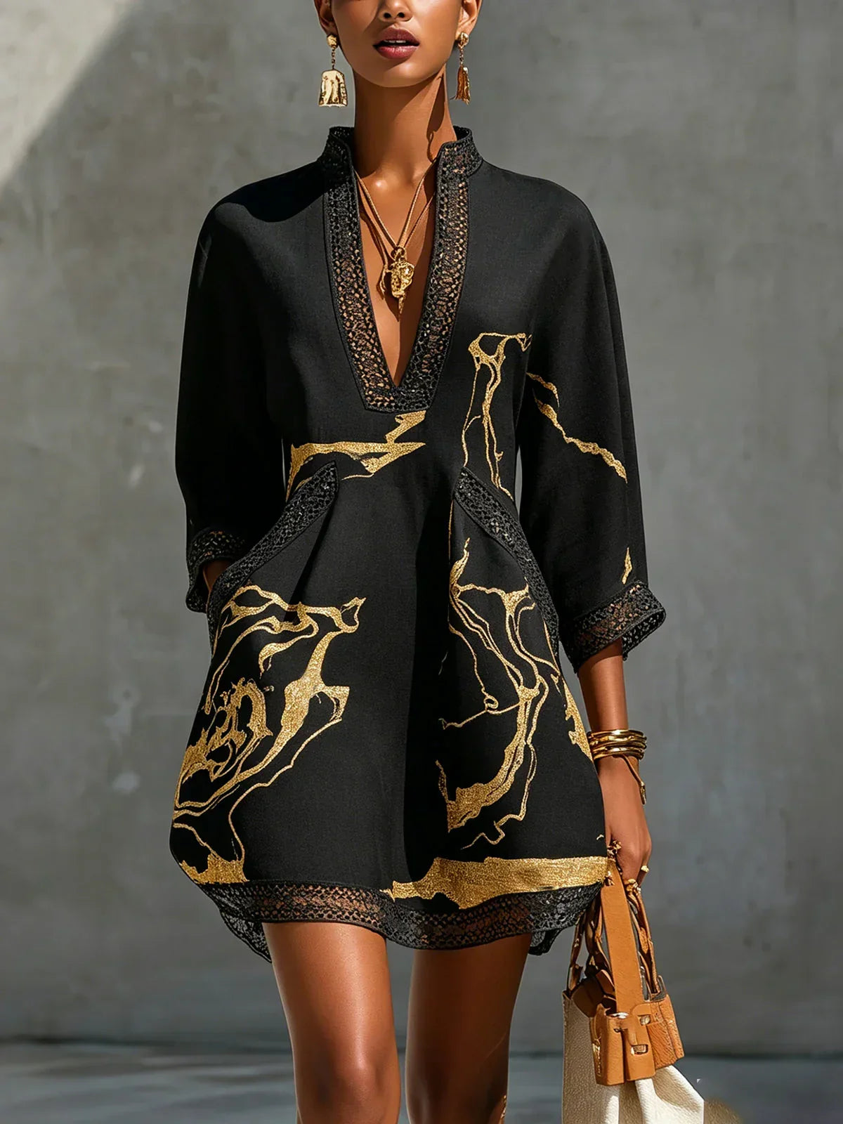 Solveig – Minivestido com decote em V e detalhes em renda