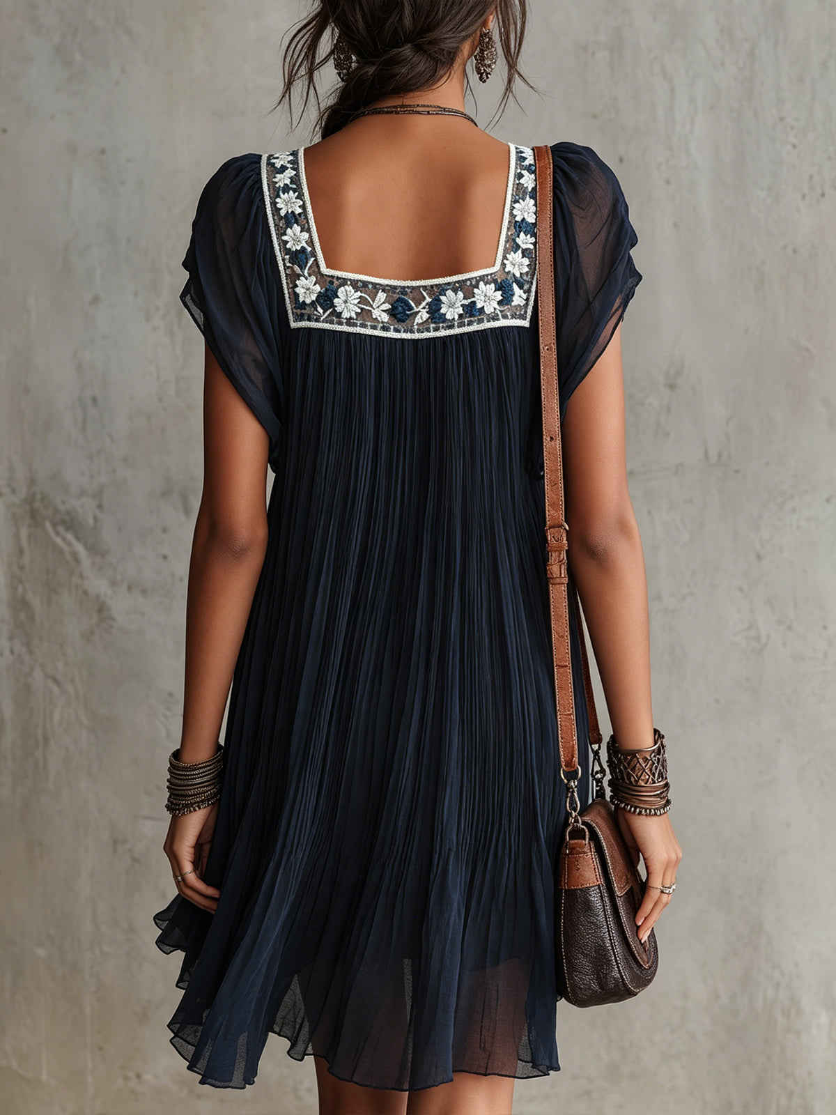 Apolline – Minivestido plissado com bordado floral