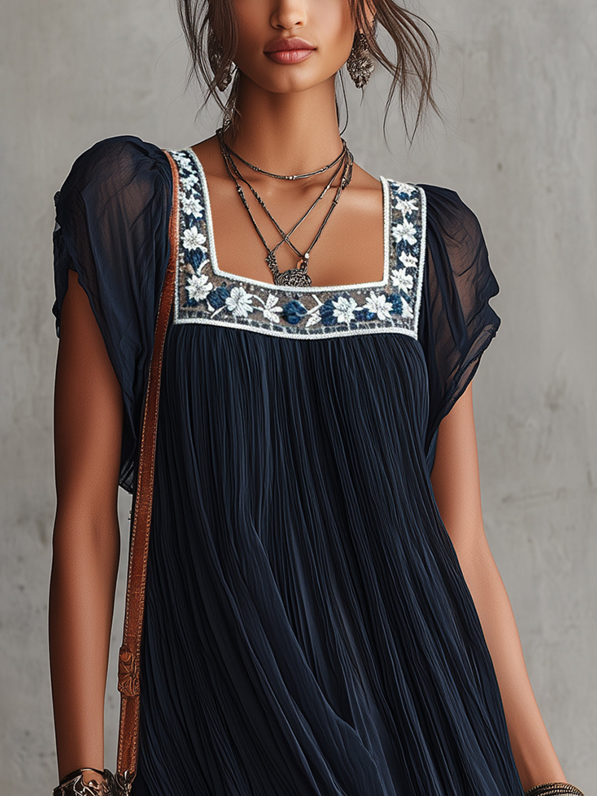 Apolline – Minivestido plissado com bordado floral